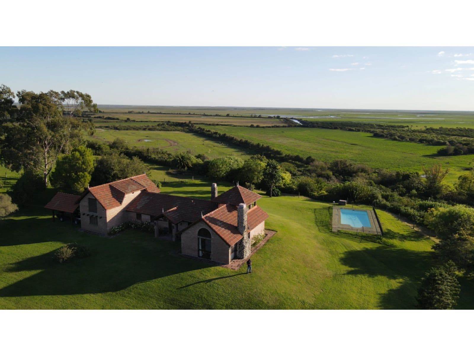 Campo con vista y salida al rio, importante casa principal de 5 dormitorios + casa de encargado, apto loteo o desarrollo - 1