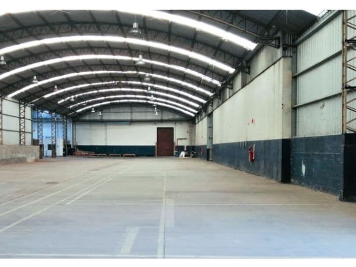 Depósito 2.600 m2 con playa y oficinas, centro de distribución - - 1