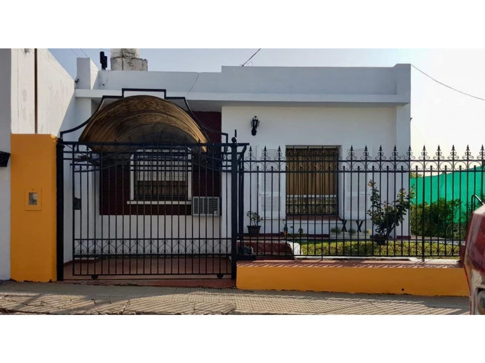 Casa de 3 dormitorios con parrillero en pleno centro - 1