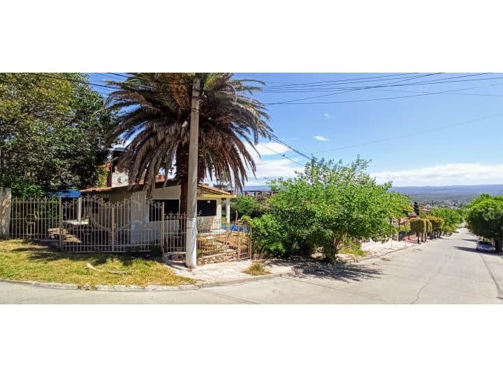 ALQUILER. CASA CARLOS PAZ. BARRIO MALVINAS. 2 DORM CON GRAN PATIO, PILETA Y COCHERA - 1