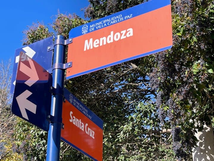 ALQUILER. CASA CARLOS PAZ. BARRIO MALVINAS. 2 DORM CON GRAN PATIO, PILETA Y COCHERA - 2