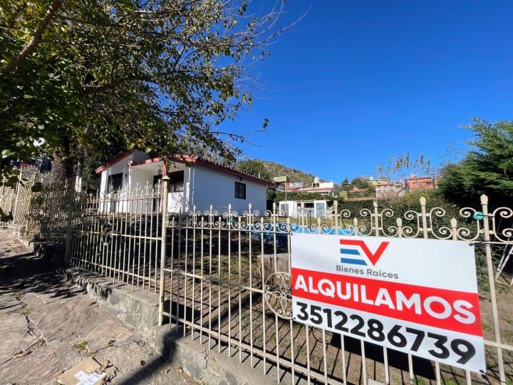 ALQUILER. CASA CARLOS PAZ. BARRIO MALVINAS. 2 DORM CON GRAN PATIO, PILETA Y COCHERA - 1