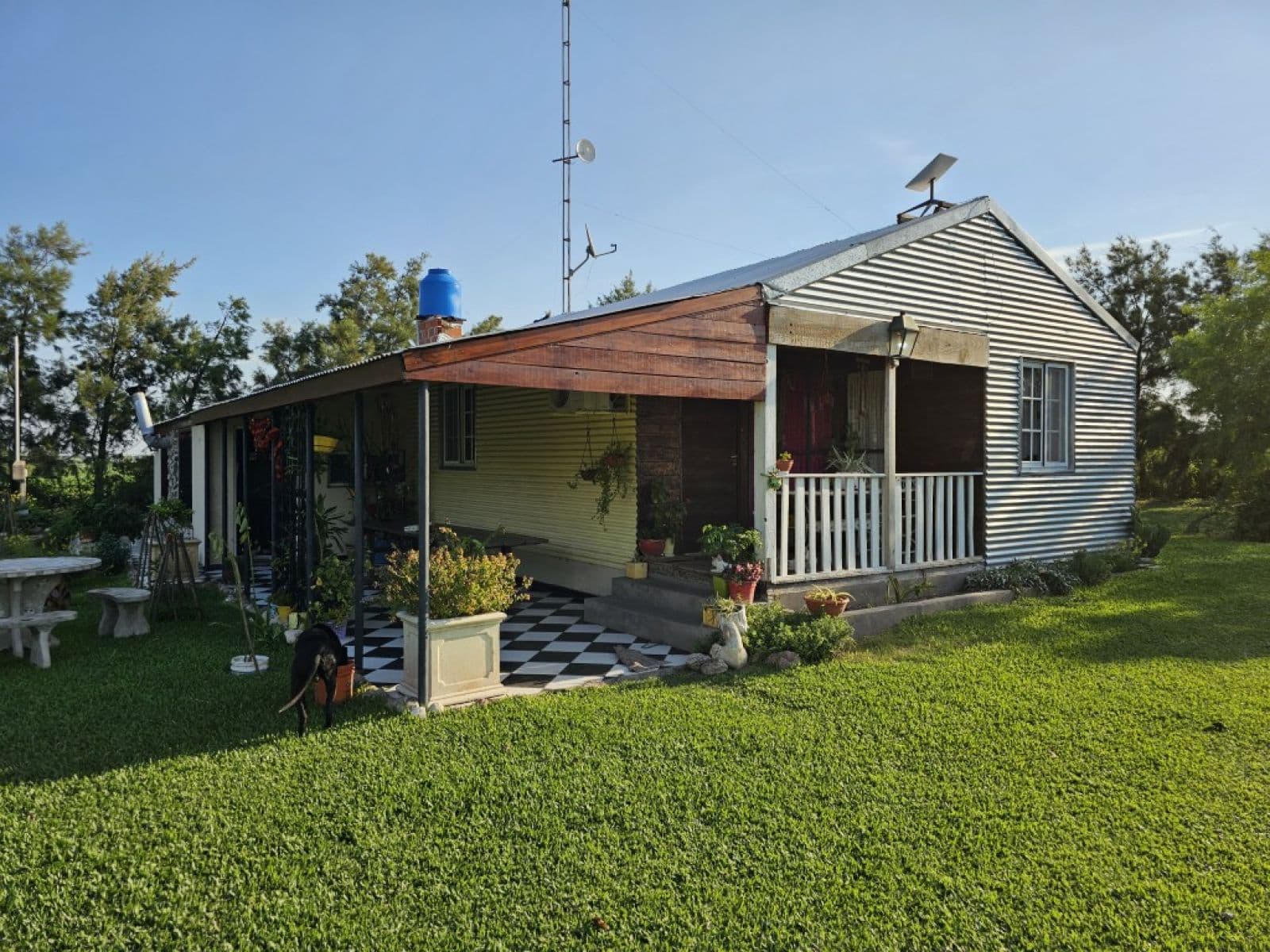 Campo de 7 hectareas con casa, sobre ruta. Con todos los servicios instalados - 1
