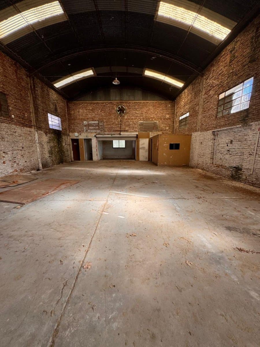 Venta galpón con casa al frente - 1