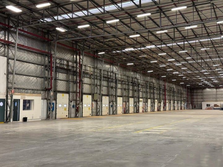 Depósito logístico en alquiler Garín - 11.000 m2 con 14 docks de carga, 3.000 m2 de playa - Con Racks instalados - 1