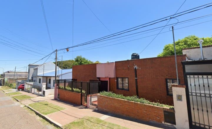 Alquiler - Casa de 2 dormitorios con cochera ubicada en calle Perón 190! Victoria Entre Rios - 1