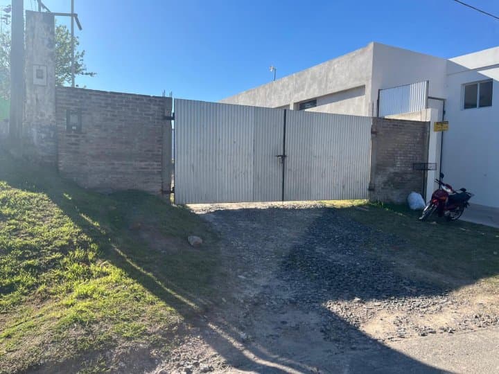 Galpón de 10x25 m2 + oficinas - ubicación estratégica ! - 2