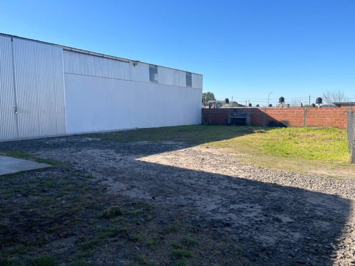Galpón de 10x25 m2 + oficinas - ubicación estratégica ! - 1