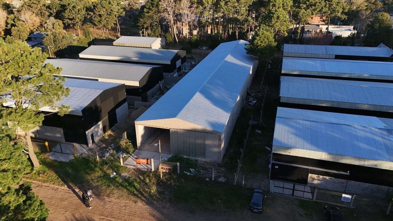 Galpón en venta en Ostende zona industrial 1050 m² cubiertos lote 1600 m² doble acceso - 1