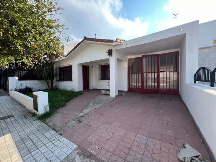 Casa de 2 dormitorios y gran patio en barrio San Rafael - 1