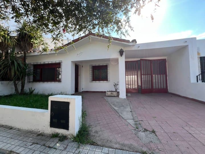 Casa de 2 dormitorios y gran patio en barrio San Rafael - 2