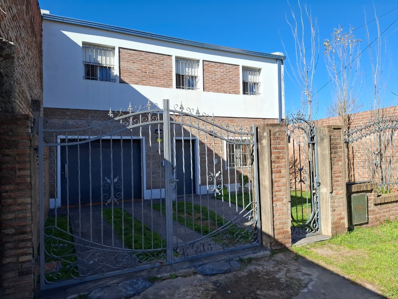 VENTA- CASA DE TRES DORMIOTIROS CON COCHERA Y PATIO CON JARDÍN-GRANADERO BAIGORRIA - 1