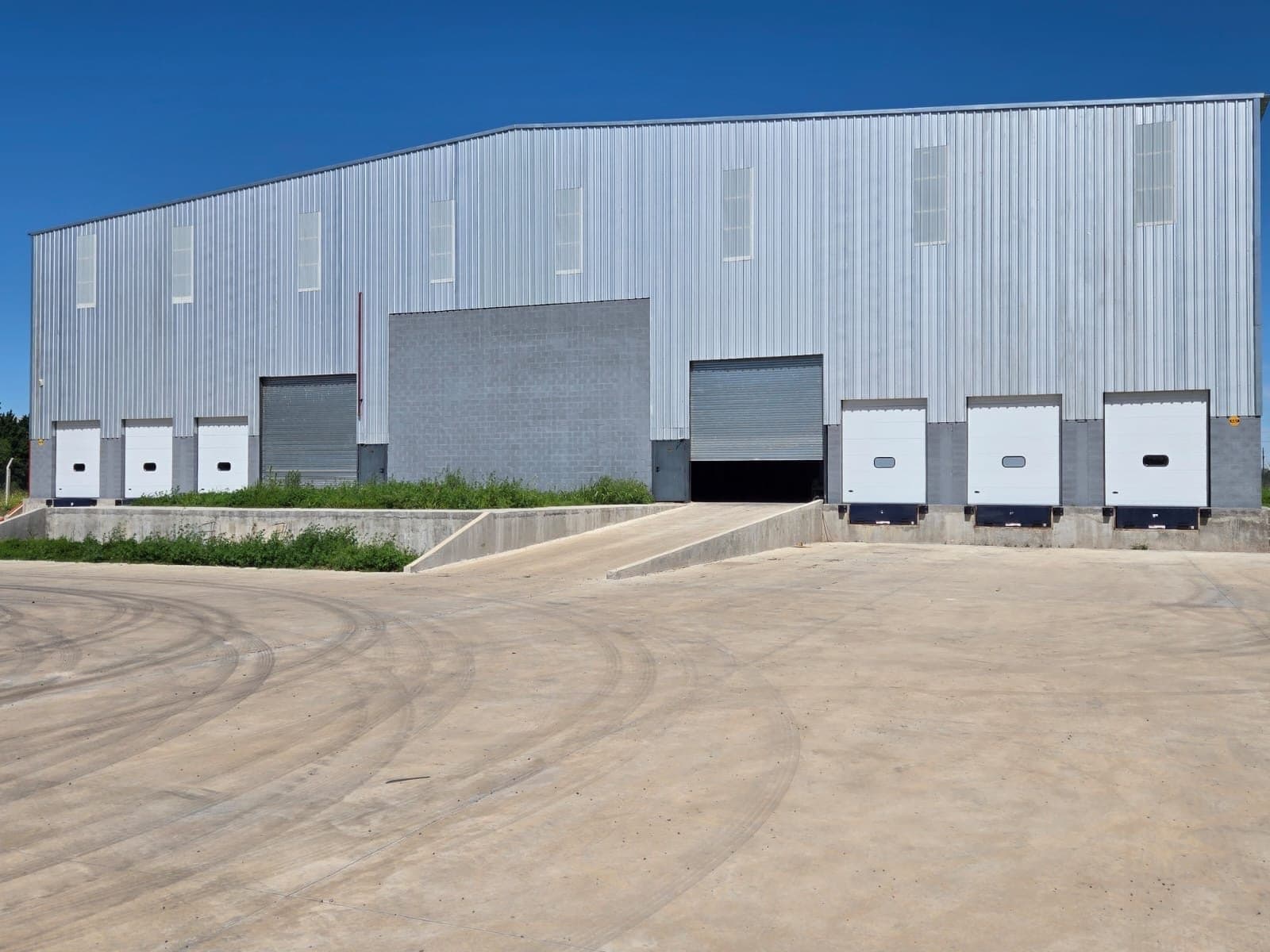 Galpon 2600 metros en Parque Industrial Alvear - 1