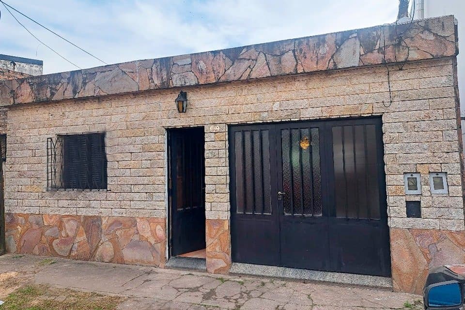 OPORTUNIDAD CASA DE FRENTE Y DEPARTAMENTO DE PASILLO ESTEBAN DE LUCA 2754 - 1