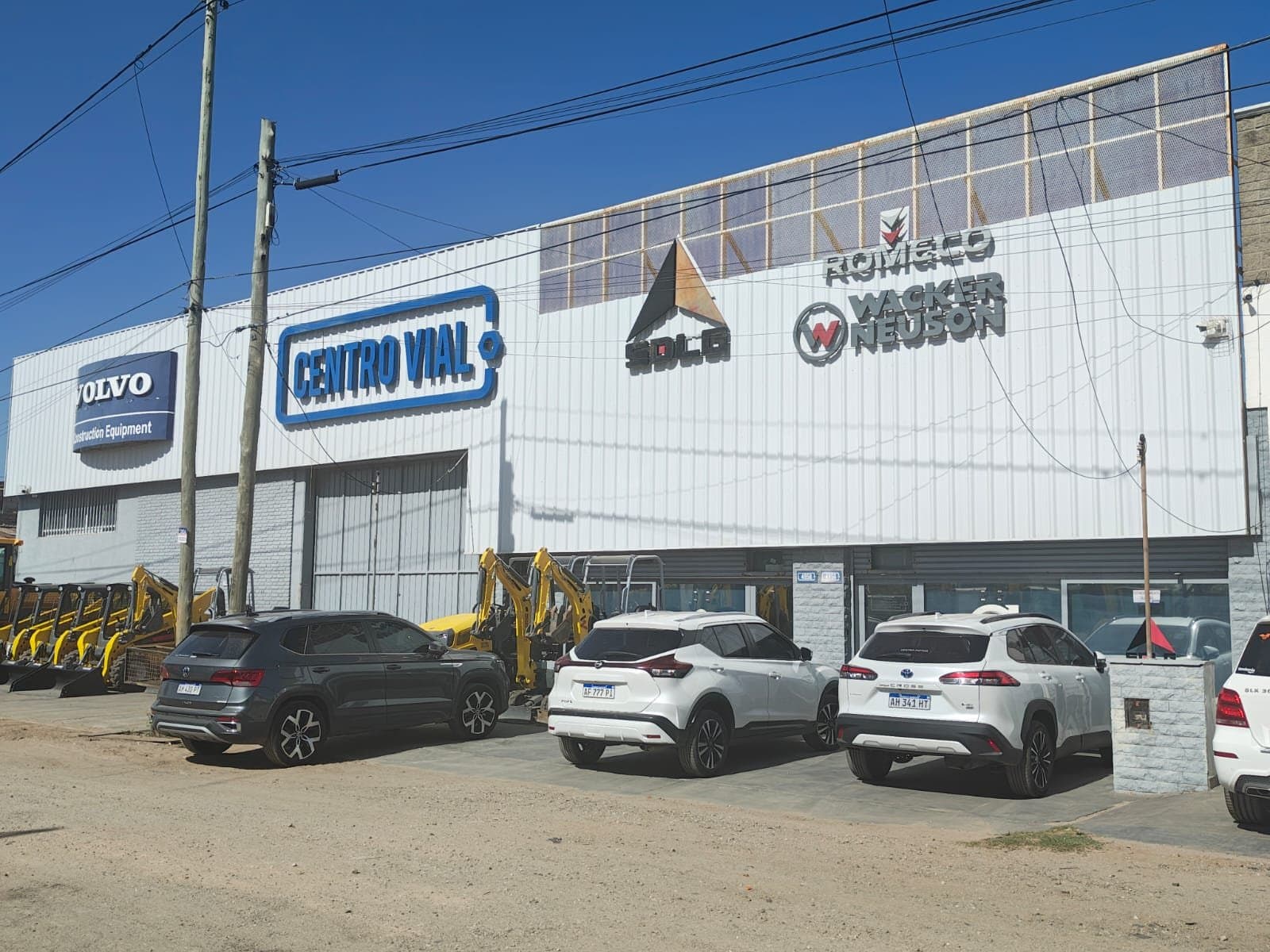 Galpon y deposito con salones de venta - 1