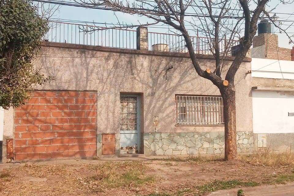 CASA 2 DORMITORIOS A RECICLAR CON COCHERA J. M. GUTIÉRREZ 2767 - 1