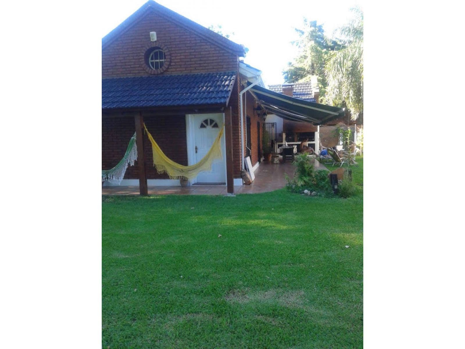 HERMOSA CASA CON TERRENO EN LAS CAROLINAS - 1