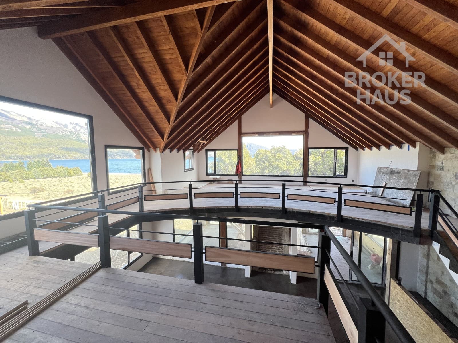 CASA A ESTRENAR CON PILETA IN/OUT FRENTE AL LAGO MELIQUINA - 1