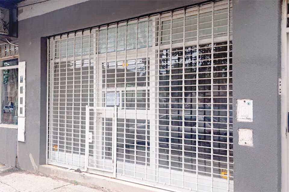 AMPLIO LOCAL COMERCIAL VIDRIADO SOBRE AV. URIBURU - 1