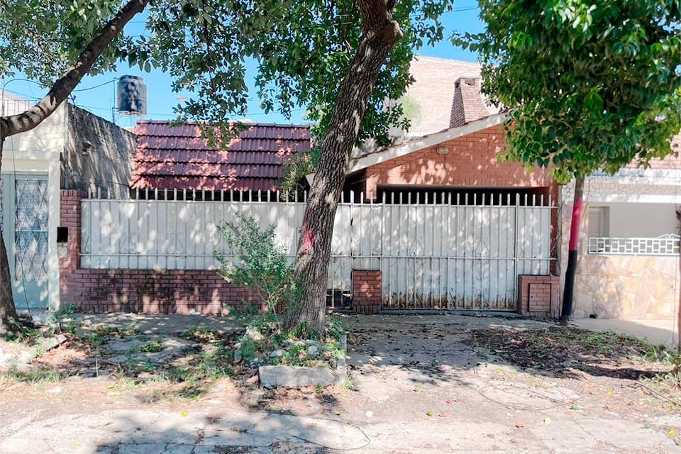 AMPLIA CASA 2 DORMITORIOS A RECICLAR PUEYRREDÓN Y AV. URIBURU - 1