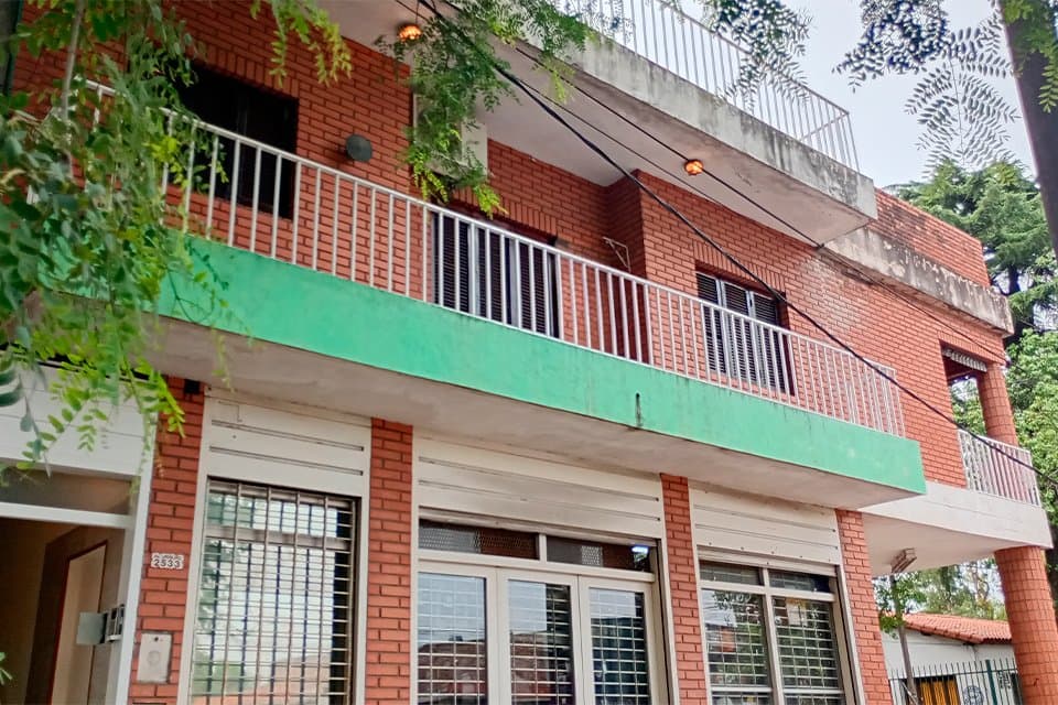 HERMOSA CASA DE PLANTA ALTA 3 DORMITORIOS SUPER AMPLIA SOBRE AV. URIBURU - 1