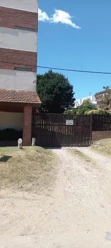 PINAMAR,DEPARTAMENTO 3 AMBIENTES, METROS DEL MAR, COCHERA EXCELENTE BICACION Y ESTADO GENERAL - 1