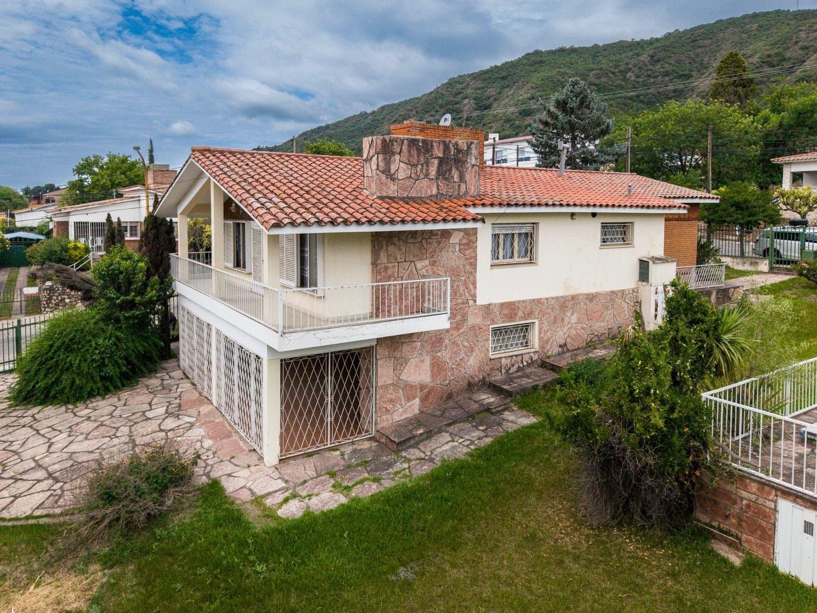 APTO CREDITO IMPORTANTE CASA ESQUINA + DPTO CENTRICO EN CARLOS PAZ - 1