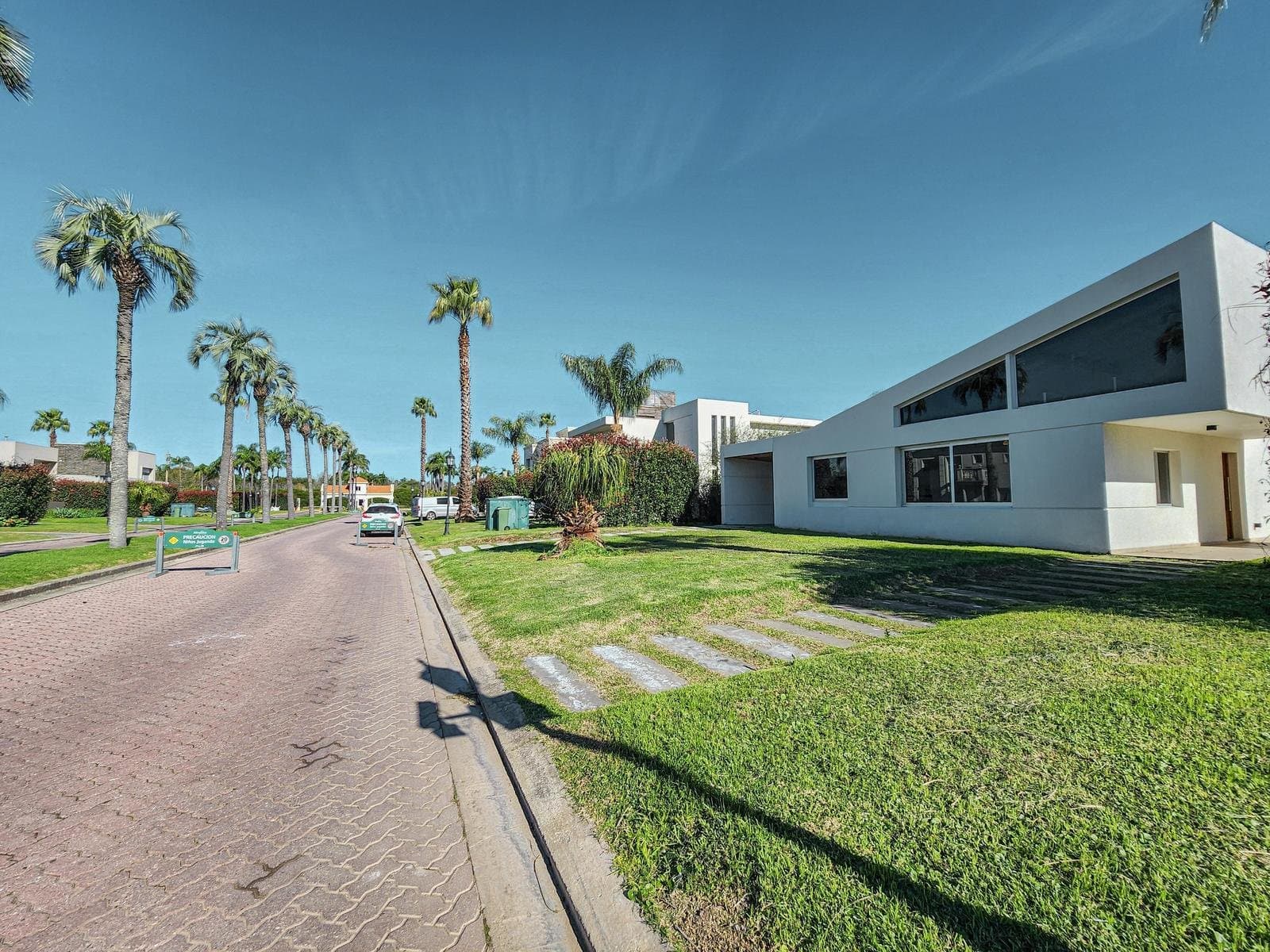 Venta Casa 3 Dorm. c/Pileta y Jardin # Bo.Miraflores - Lote 137 - 1