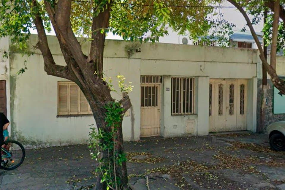 CASA 2 DORMITORIOS CON AMPLIO PATIO ALVEAR Y CDRO. RIVADAVIA - 1