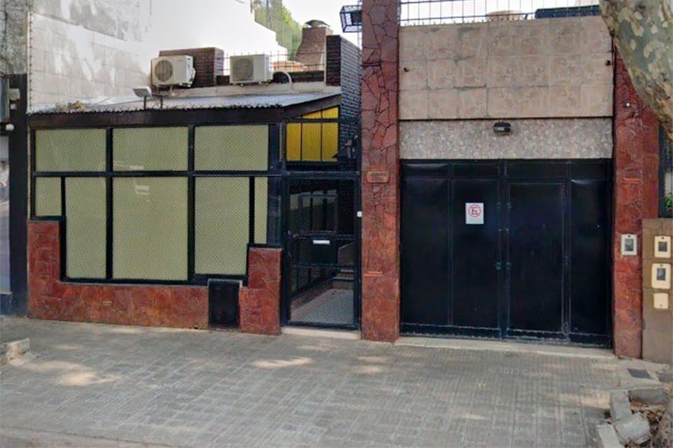 HERMOSA CASA SUPER AMPLIA 3 DORMITORIOS CON LOCAL SOBRE AV. URIBURU - 1