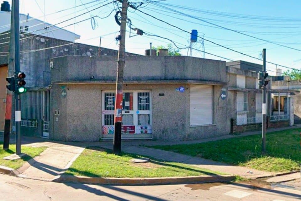 CASA 3 AMBIENTES PARA USO COMERCIAL SOBRE AV. URIBURU - 1