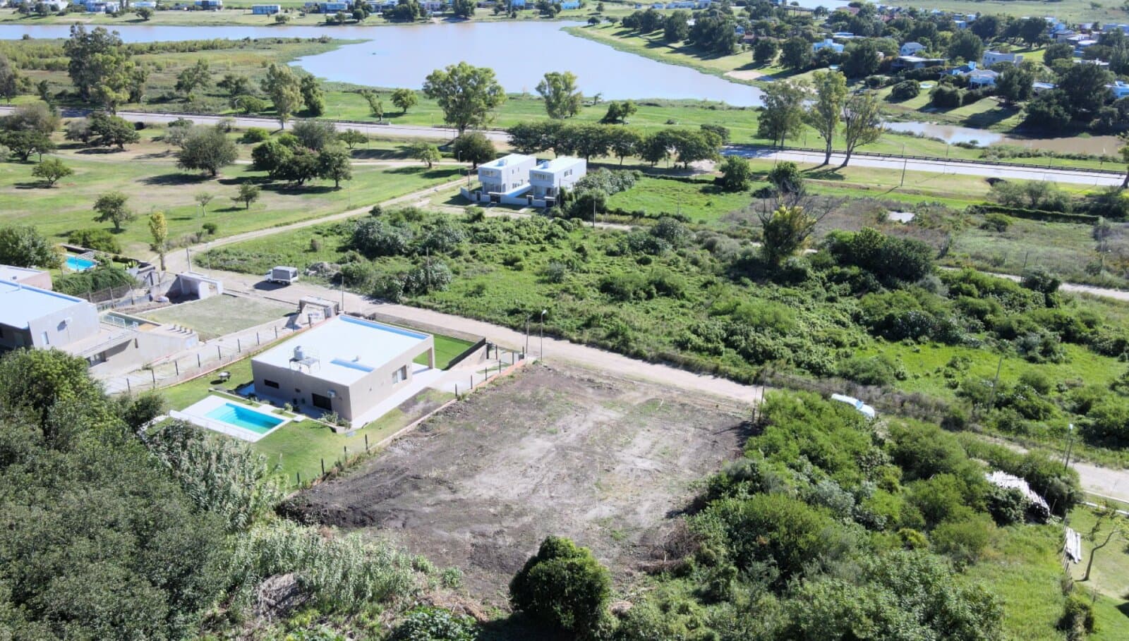 Lote en zona costanera, 1100 m2 con vista al rio. Todos los servicios - 1