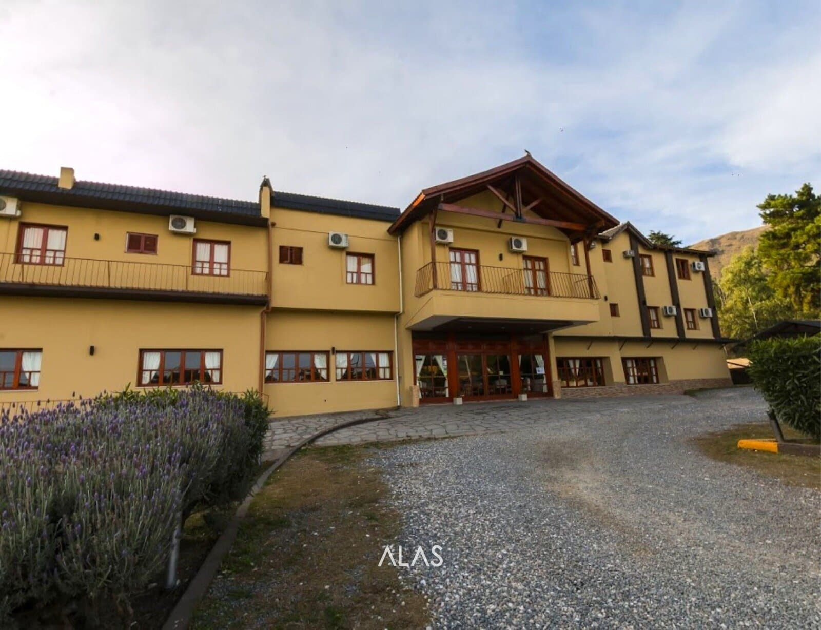 HOTEL A LA VENTA EN LA FALDA - 1