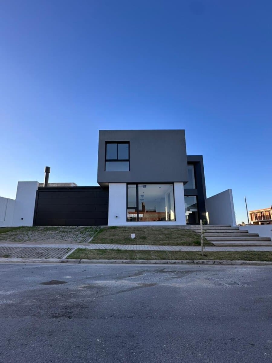 CASA 3 DORMITORIOS CON GALERÍA, ASADOR Y COCHERA DOBLE RINCONES DE MANANTIALES - 1
