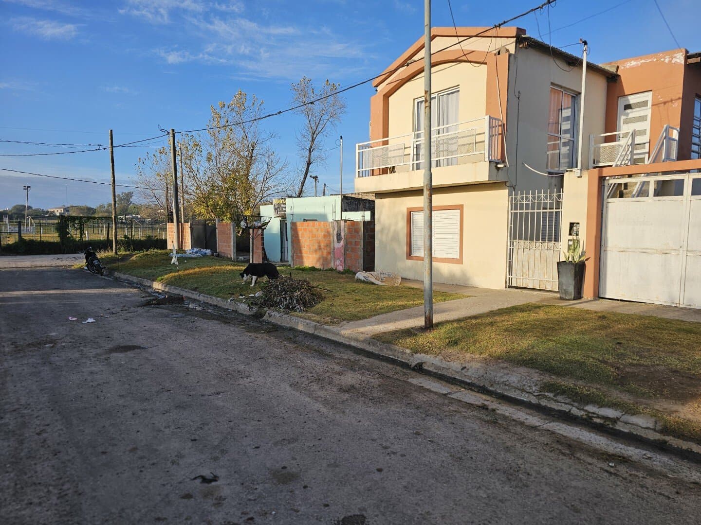 VENTA | Casa de 1 dormitorio con patio y espacio para vehículo! Montenegro e/ Los Cardenales y Los Pescadores - 1