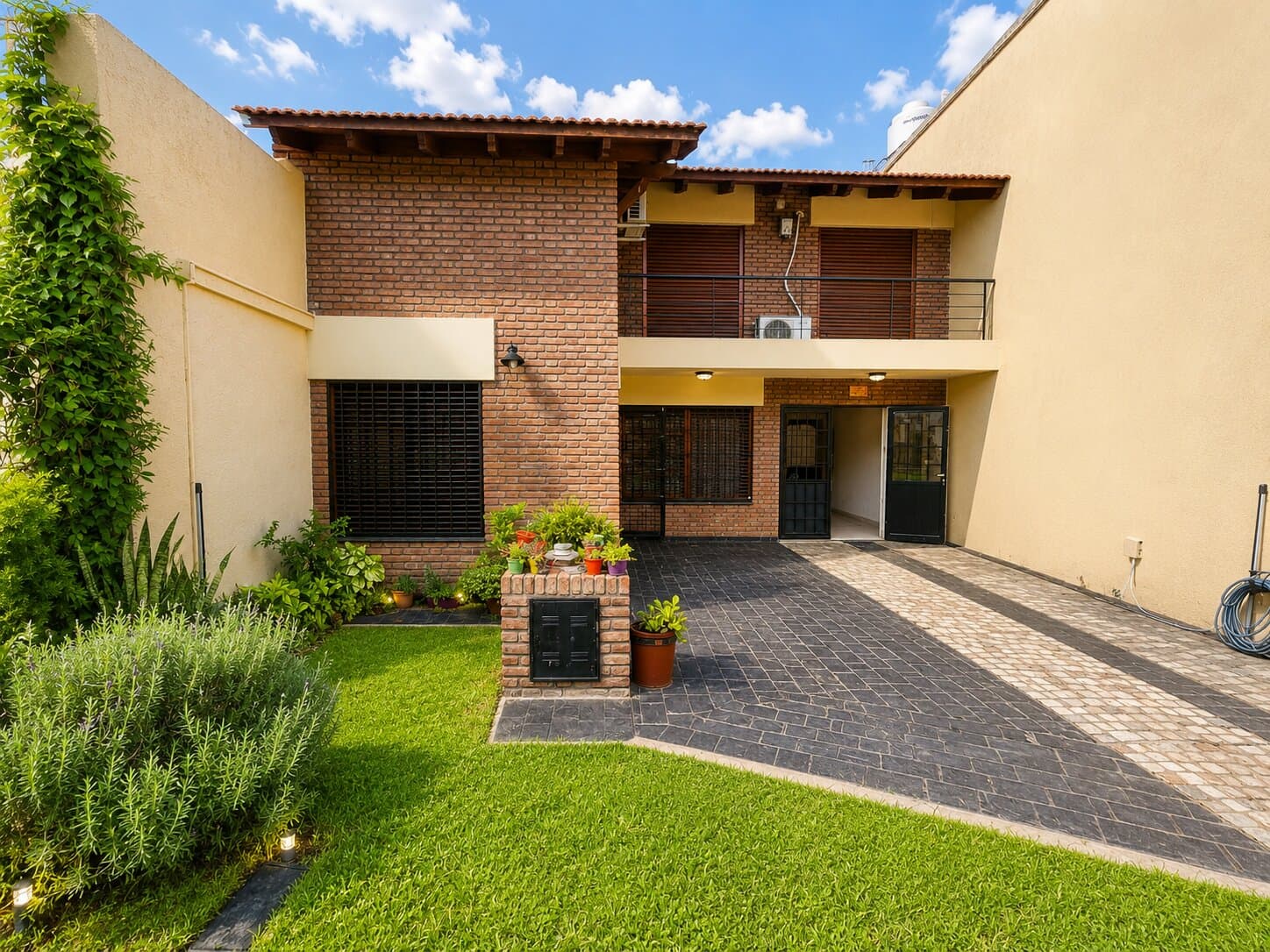 Av. Peron 3300 Casa 4 Dorm. con Pileta, Jardín y Cochera - Apto Credito - Financiacion | 206 m² | Av Perón 3300 - 1