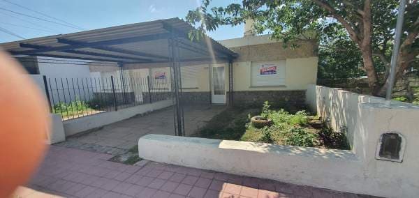 Casa En Venta - 2 Dormitorios - Calle Comisario Medina 461 - 1