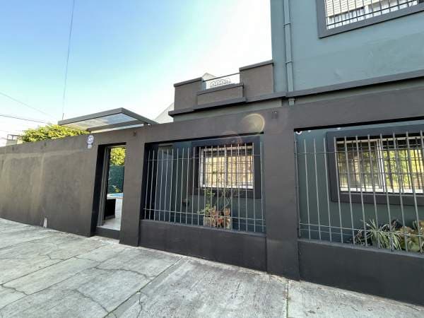 Hermosa propiedad de 5 ambientes en Caseros - 1