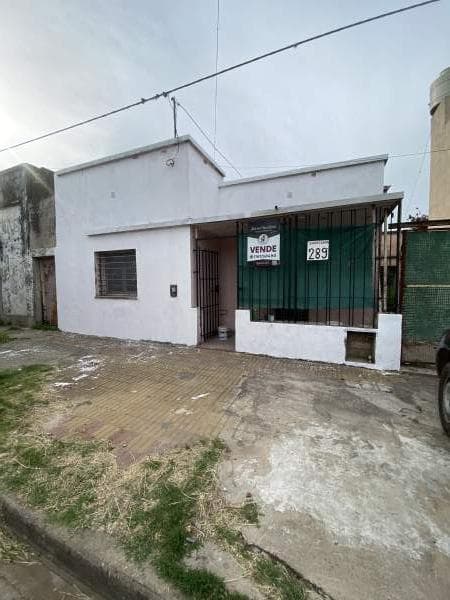 Casa a reciclar en venta a cuadras de la Basilica de Lujan - 1