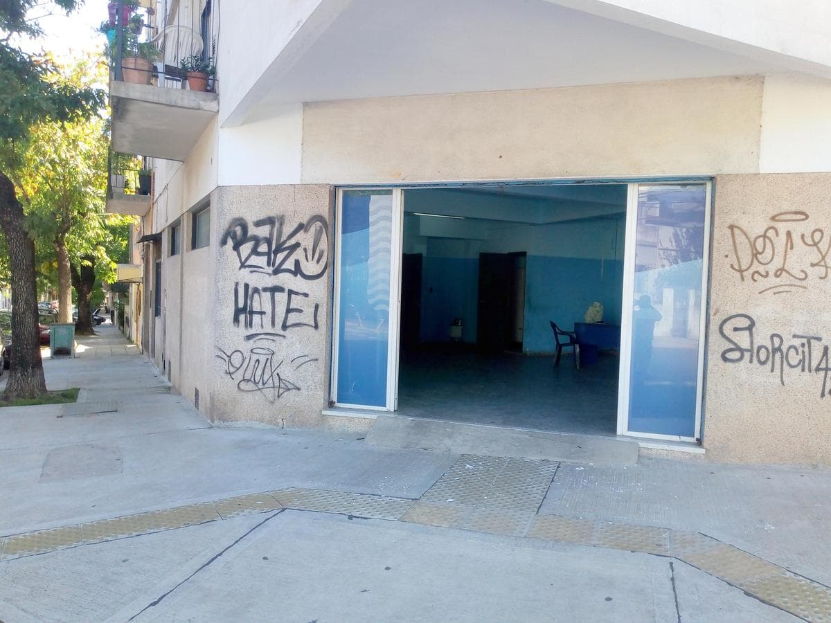 Local y depósito en esquina 175 m2 con sótano! Muy buena logística - 1