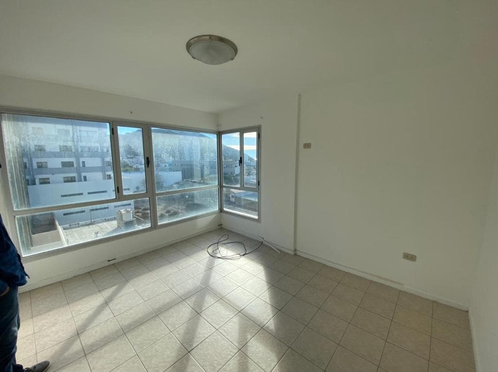 Departamento en Departamento de 2 dormitorios con ubicación Frente, cocina comedor, baño, con cochera en subsuelo. Excelente ubicación. 60m² cubiertos. 4to. piso. - 1