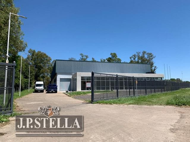 Local Comercial y Galpón sobre Acceso Oeste 1800 m² Cub. s/ Fracción 8440 m² - Moreno - 1