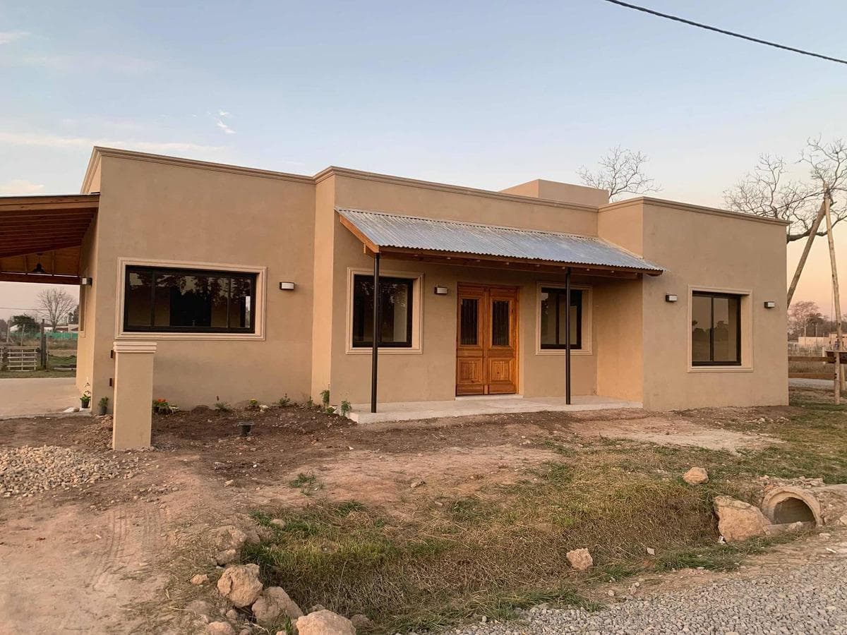 Casa en venta - 2 dormitorios 2 baños - 80mts2 - General Las Heras - 1