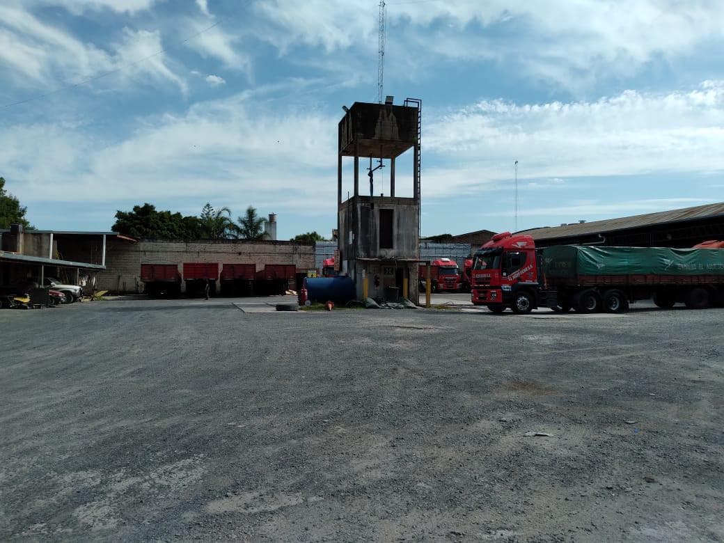 Venta Galpón con Depósito y Playa Apto Camiones - Barrio Hospitales Rosario - 1