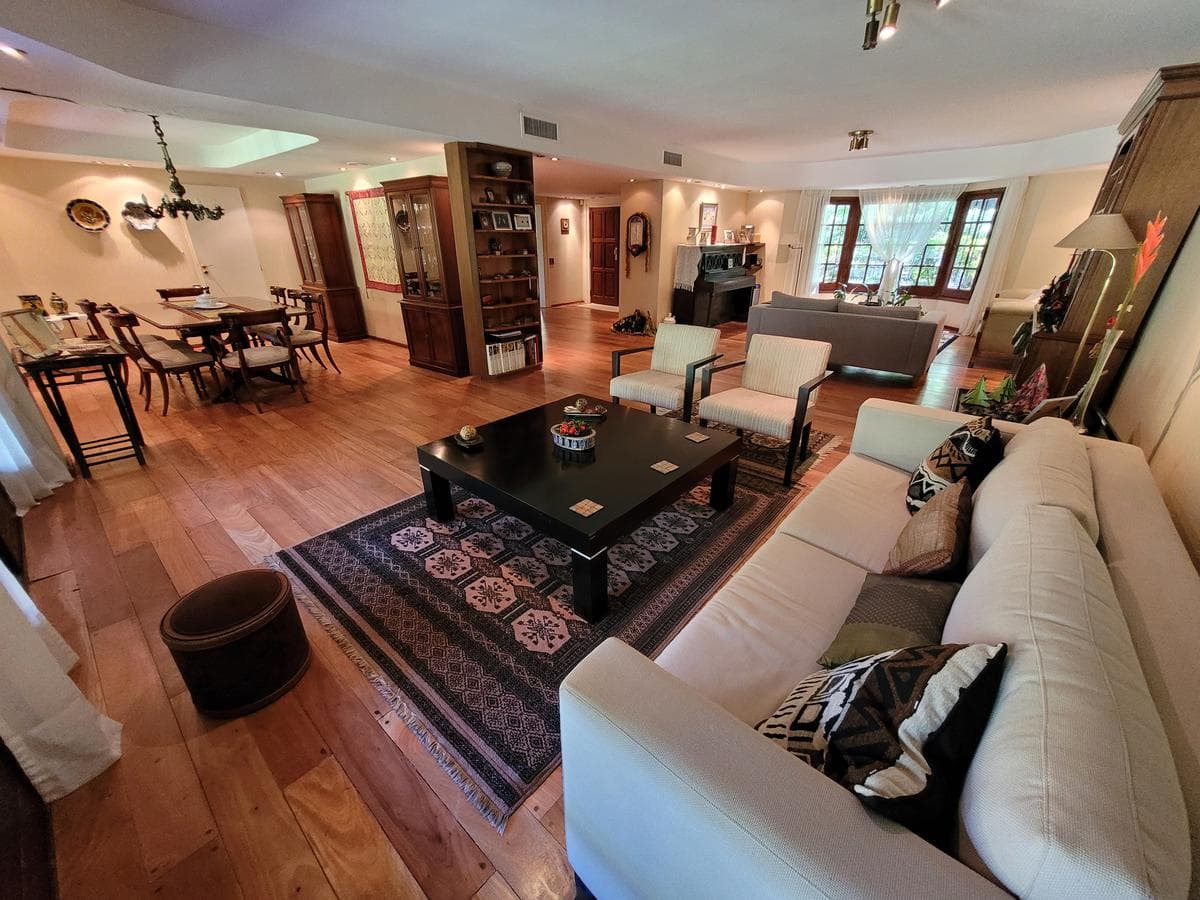 Importante chalet 7 ambientes con gran fondo, a 5 cuadras de Estación - 1