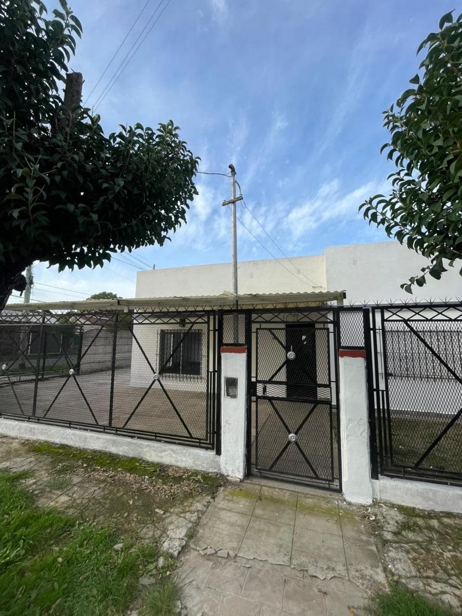 CASA 3 AMBIENTES EN ESQUINA, IDEAL INVERSIÓN! - 1