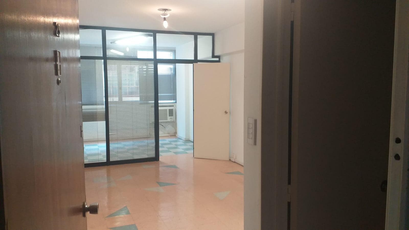 Excelente oficina comercial en la zona de Tribunales - 1