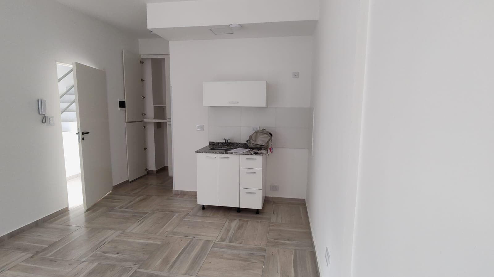 Monoambiente muy bien ubicado. - 1