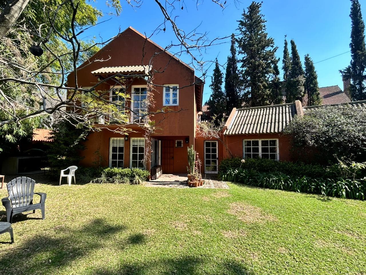 Gran casa desarrollada en dos plantas, ubicada en la mejor zona de Punta Chica en alquiler - 1