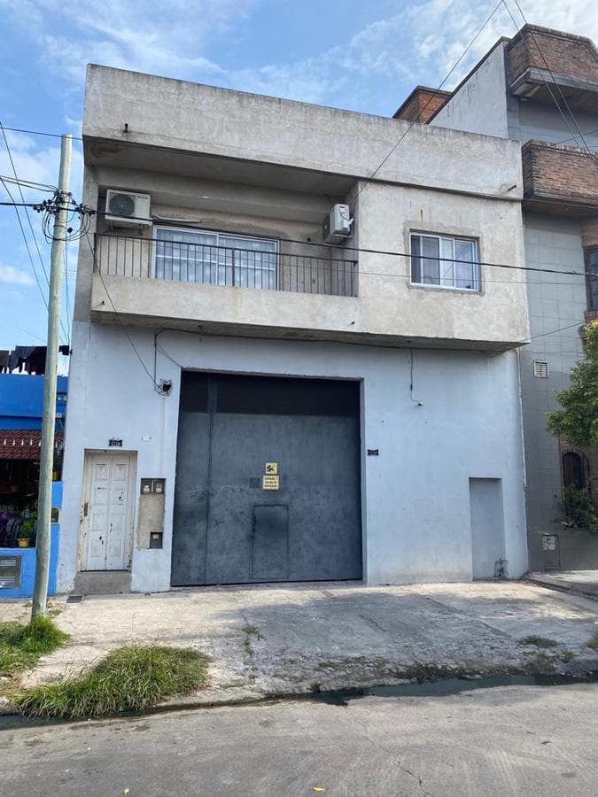 Galpon con vivienda, aprobado para 4 departamentos mas! - 1